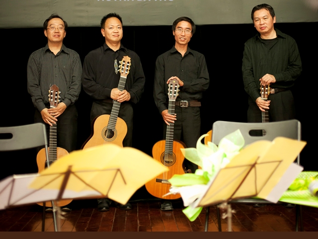 Câu lạc bộ guitar cổ điển Trung tâm văn hóa Phú Nhuận biểu diễn xuyên Việt